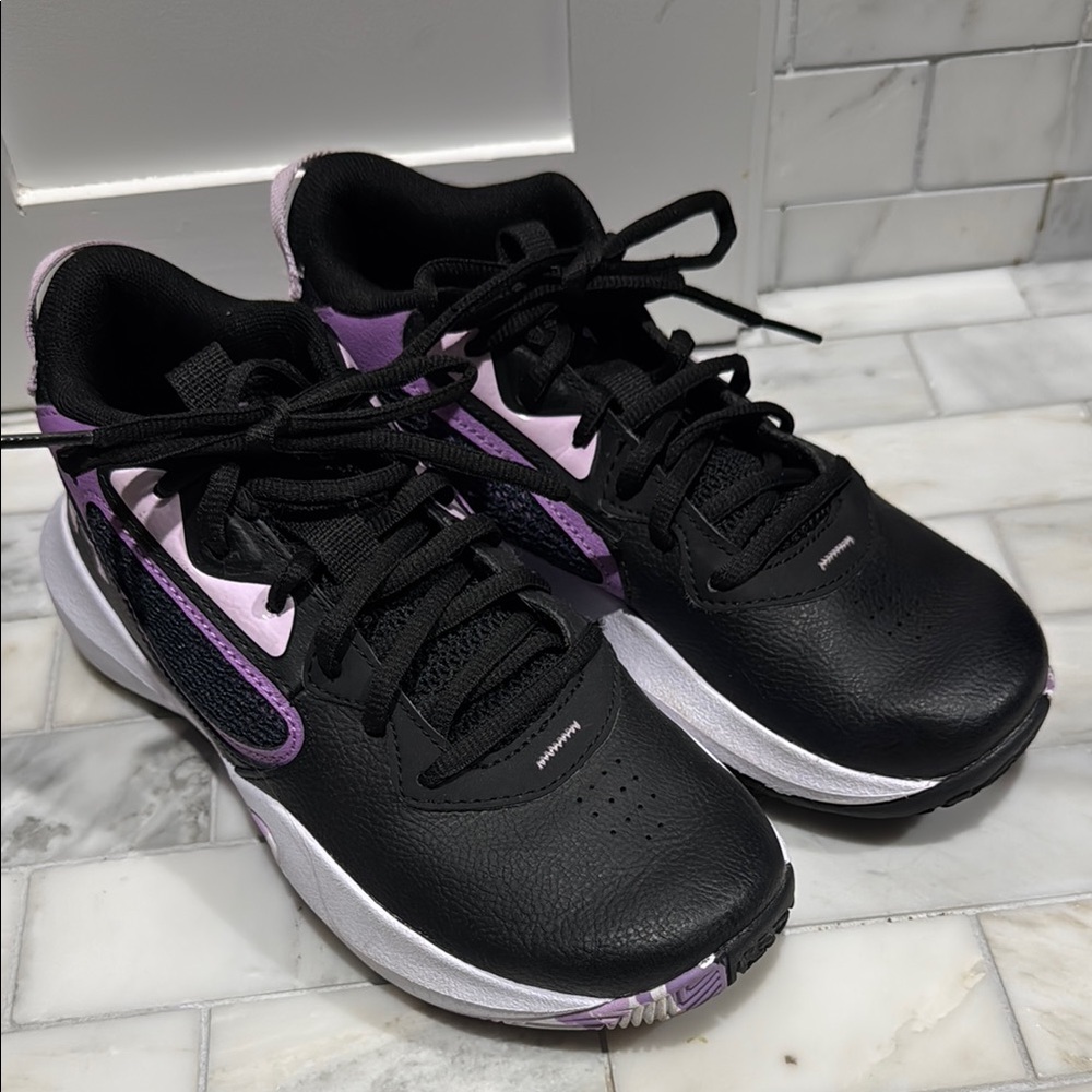 Girls basketball shoes